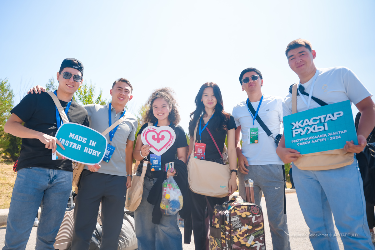 Олардың ит стиліндегі және барлығы қарап тұрған фотосы